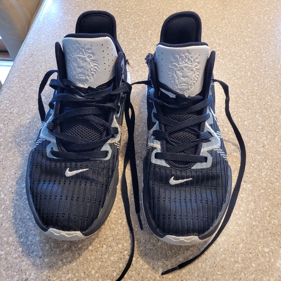 Mens LeBron Witness 8.5 - Picture 2 of 9